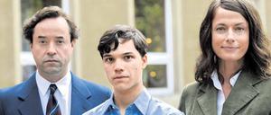 In Dresden Downtown ist Jan Josef Liefers (l.) aufgewachsen. Zusammen mit Sebastian Urzendowsky und Claudia Michelsen spielt er jetzt in der Verfilmung von Uwe Tellkamps „Der Turm“, die vom Leben einer Arztfamilie in Dresden Uptown handelt. Foto: dapd