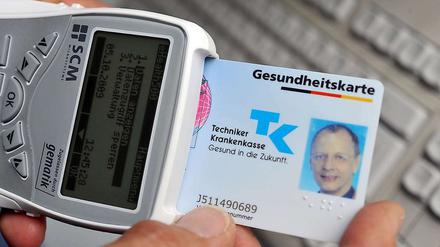 Bis zum Jahresende werden sieben der knapp 70 Millionen gesetzlich Versicherten den neuen Ausweis mit Mikroprozessor und einem Speicherplatz von mindestens 58 Kilobyte in Händen haben. 