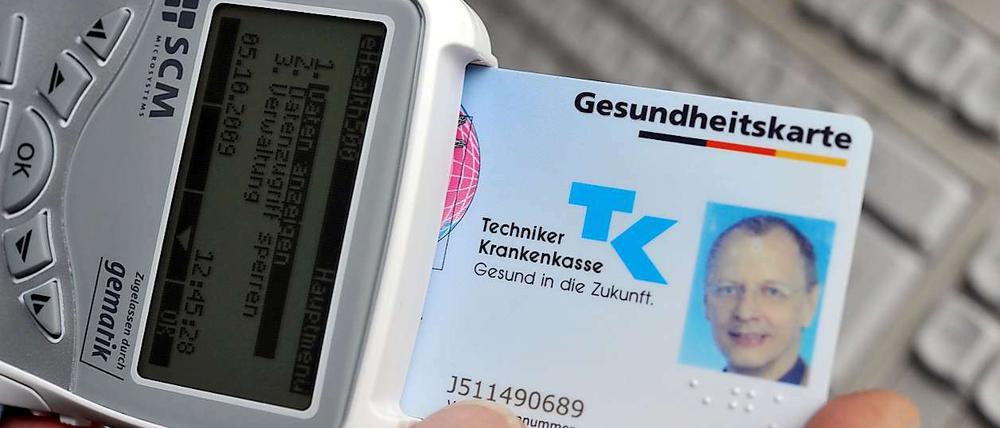 Bis zum Jahresende werden sieben der knapp 70 Millionen gesetzlich Versicherten den neuen Ausweis mit Mikroprozessor und einem Speicherplatz von mindestens 58 Kilobyte in Händen haben.