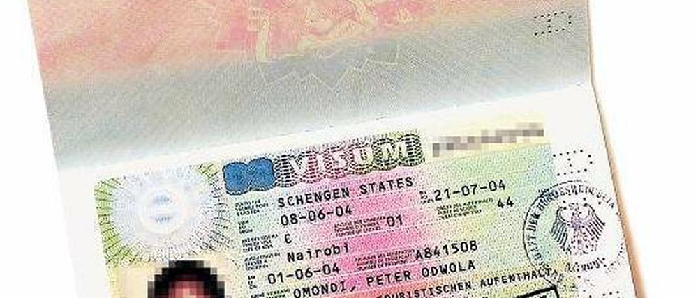 EU-Kritik an Deutschlands Pass-Politik. Für Nicht-EU-Bürger ist es schwierig deutscher Staatsbürger zu werden.