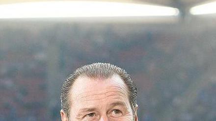 Stolz unterm Dach. Trainer Huub Stevens hat nach seinem Amtsantritt bei Schalke 04 beide Spiele gewonnen und orientiert sich nun in der Tabelle nach oben. Foto: dpa