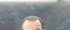 Stolz unterm Dach. Trainer Huub Stevens hat nach seinem Amtsantritt bei Schalke 04 beide Spiele gewonnen und orientiert sich nun in der Tabelle nach oben. Foto: dpa