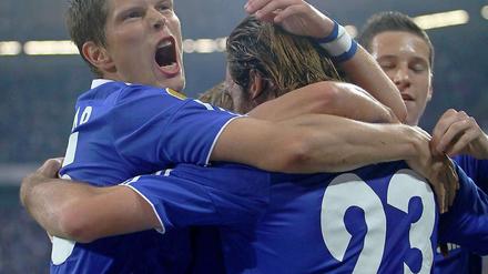 Klaas Jan Huntelaar (l.) verwertete zwei Flanken und holte mit seinen beiden Treffern den 2:1-Sieg über Hamburg heraus.