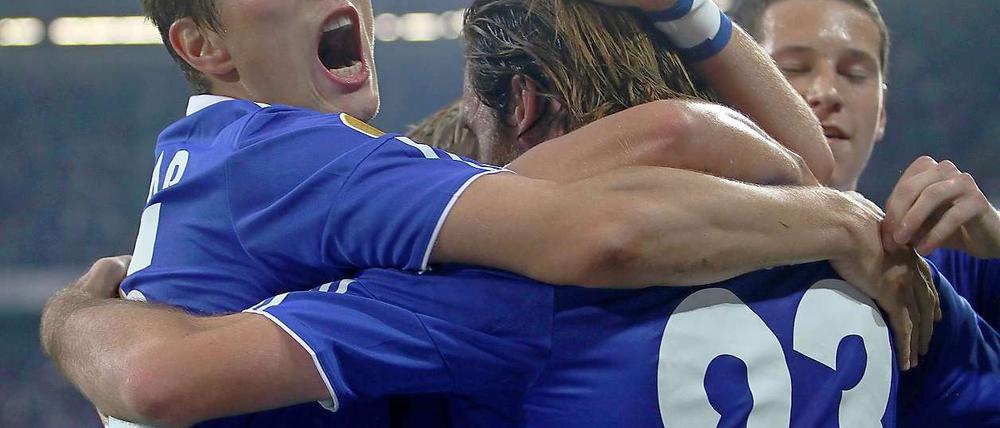 Klaas Jan Huntelaar (l.) verwertete zwei Flanken und holte mit seinen beiden Treffern den 2:1-Sieg über Hamburg heraus.