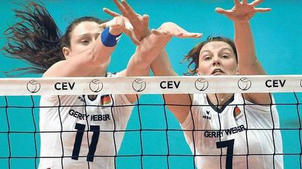 Menschliche Mauer. Christiane Fürst (links) und Angelina Grün beim Block. Foto: dpa