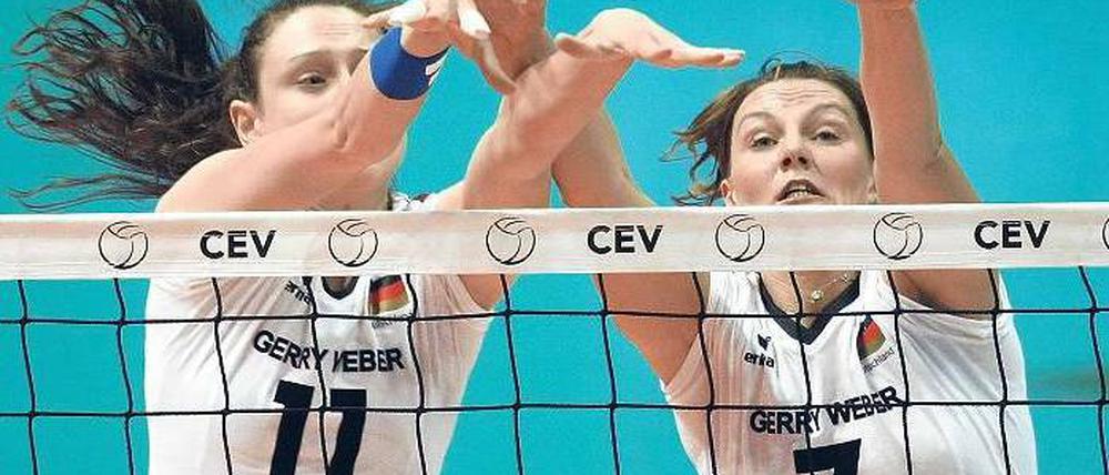 Menschliche Mauer. Christiane Fürst (links) und Angelina Grün beim Block. Foto: dpa