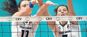 Menschliche Mauer. Christiane Fürst (links) und Angelina Grün beim Block. Foto: dpa