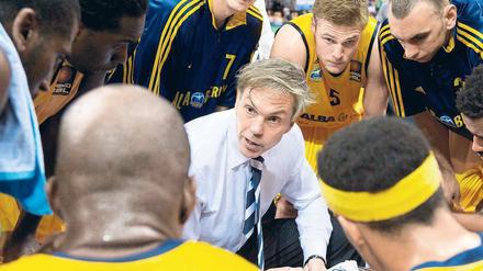 Aufgepasst. Trainer Gordon Herbert hatte nur wenig Zeit, um sein Team auf das Qualifikations-Turnier vorzubereiten. Foto: Camera4