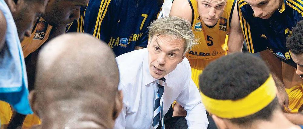 Aufgepasst. Trainer Gordon Herbert hatte nur wenig Zeit, um sein Team auf das Qualifikations-Turnier vorzubereiten. Foto: Camera4