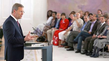 Unscharf auf Distanz. Bundespräsident begrüßt frisch eingebürgerte Deutsche.