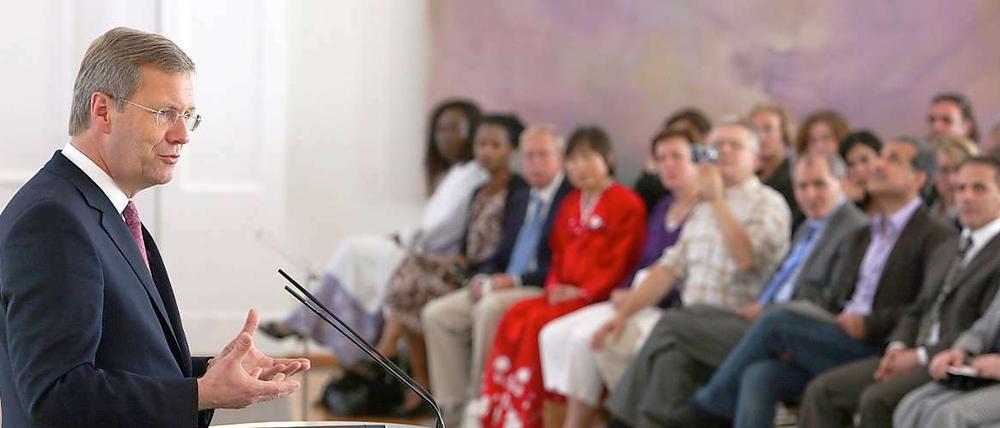 Unscharf auf Distanz. Bundespräsident begrüßt frisch eingebürgerte Deutsche.