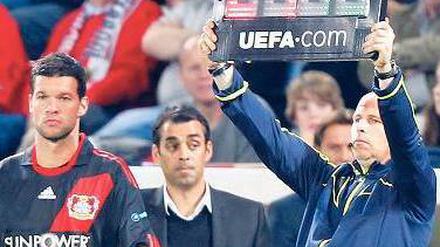 Zweite Reihe. Dutt (M.) wechselt den späteren Torschützen Ballack ein. Foto: dapd