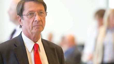 Innensenator Ehrhart Körting lädt zwei Kandidaten für das Amt des Polizeipräsidenten zum Gespräch.