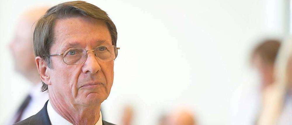 Innensenator Ehrhart Körting lädt zwei Kandidaten für das Amt des Polizeipräsidenten zum Gespräch.