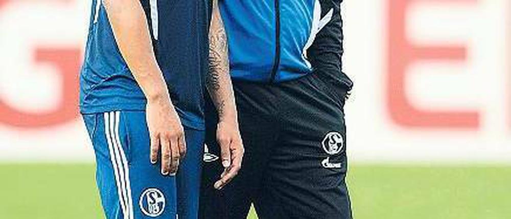 Zeit fürs Einzelgespräch. Huub Stevens instruiert Jefferson Farfan. Foto: dapd