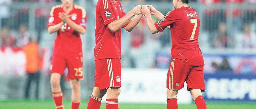 Duo mit vier Fäusten. Der überragende Franck Ribéry beglückwünscht den zweifachen Torschützen Mario Gomez (l.). Foto: dapd