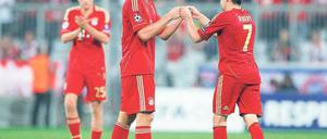 Duo mit vier Fäusten. Der überragende Franck Ribéry beglückwünscht den zweifachen Torschützen Mario Gomez (l.). Foto: dapd