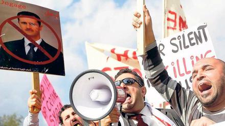 Lautstarker Protest. Demonstranten fordern vor dem Nato-Hauptquartier in Brüssel die Abdankung des syrischen Staatschefs Baschar al Assad. Wer hingegen in Syrien auf die Straße geht, muss mit einer brutalen Reaktion der Sicherheitskräfte rechnen. 