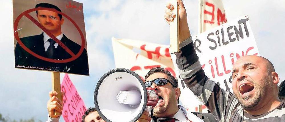 Lautstarker Protest. Demonstranten fordern vor dem Nato-Hauptquartier in Brüssel die Abdankung des syrischen Staatschefs Baschar al Assad. Wer hingegen in Syrien auf die Straße geht, muss mit einer brutalen Reaktion der Sicherheitskräfte rechnen. 