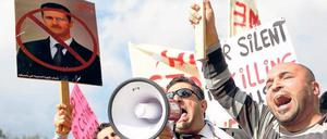 Lautstarker Protest. Demonstranten fordern vor dem Nato-Hauptquartier in Brüssel die Abdankung des syrischen Staatschefs Baschar al Assad. Wer hingegen in Syrien auf die Straße geht, muss mit einer brutalen Reaktion der Sicherheitskräfte rechnen. 