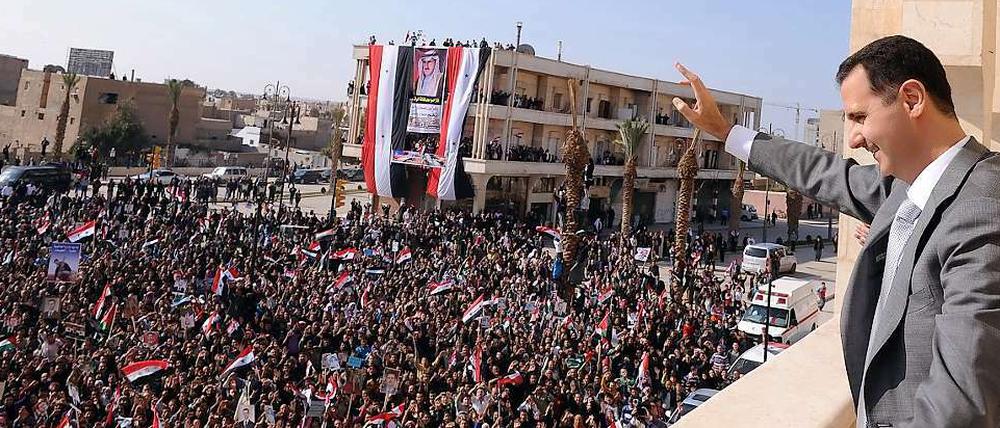 Ein Bild der staatlichen syrischen Nachrichtenagentur SANA zeigt den Präsidenten Baschar al-Assad, der sich von seinen Anhängern feiern lässt. Angesichts der anhaltenden Gewalt in Syrien wollen sich die Außenminister der Arabischen Liga erneut treffen. Bei früheren Verhandlungen konnten bereits Fortschritte erzielt werden - Assad hält sich aber nach Aussage der Arabischen Liga nicht an die Vereinbarungen.