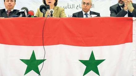 Hilferuf. Die syrische Opposition hat in Istanbul einen Nationalrat gebildet, dem nach eigenen Angaben erstmals alle Strömungen angehören. 140 Personen gehören dem Rat an, die Namen der in Syrien lebenden Oppositionellen werden jedoch geheim gehalten.