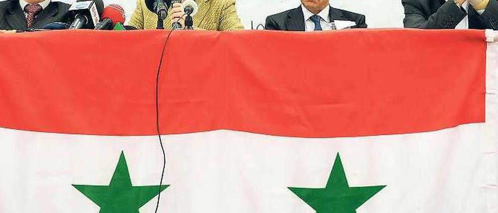 Hilferuf. Die syrische Opposition hat in Istanbul einen Nationalrat gebildet, dem nach eigenen Angaben erstmals alle Strömungen angehören. 140 Personen gehören dem Rat an, die Namen der in Syrien lebenden Oppositionellen werden jedoch geheim gehalten.