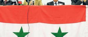 Hilferuf. Die syrische Opposition hat in Istanbul einen Nationalrat gebildet, dem nach eigenen Angaben erstmals alle Strömungen angehören. 140 Personen gehören dem Rat an, die Namen der in Syrien lebenden Oppositionellen werden jedoch geheim gehalten.