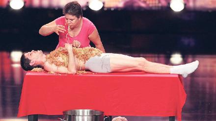 Applaushungrig. Ist das ein Talent? Michaela Klante isst ihrem Mann Sebastian Schmidt Spaghetti vom Körper. Die Jury findet’s geschmacklos.