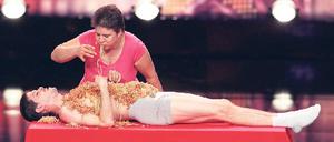 Applaushungrig. Ist das ein Talent? Michaela Klante isst ihrem Mann Sebastian Schmidt Spaghetti vom Körper. Die Jury findet’s geschmacklos.