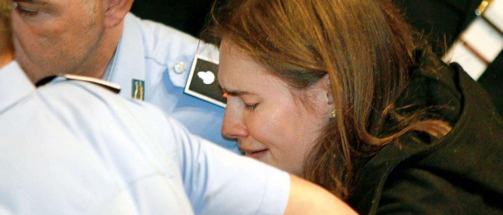 Nach der Verkündung des Urteils bricht Amanda Knox in Tränen aus.