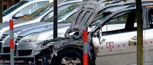 An der Landsberger Allee haben Unbekannte die Firmenautos der Telekom angezündet.