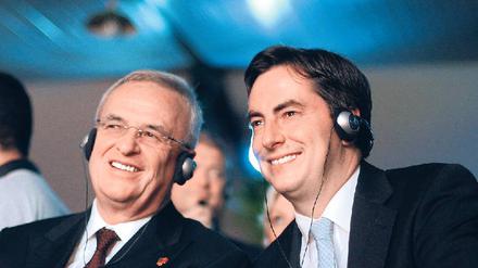 Gut gelaunte Gäste aus Niedersachsen. VW-Chef Martin Winterkorn und Ministerpräsident David McAllister während einer Preisverleihung in Sao Paulo. Foto: dapd