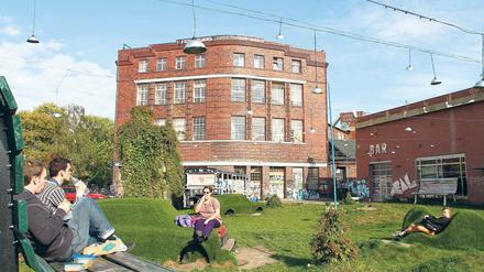 Die Arena in Treptow bleibt Eisessern, Flohmarktgängern, Badegästen, Partygängern und Kulturfreunden fürs erste als erhalten. 