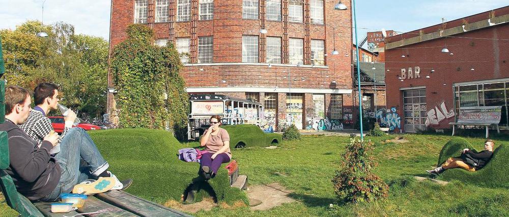 Die Arena in Treptow bleibt Eisessern, Flohmarktgängern, Badegästen, Partygängern und Kulturfreunden fürs erste als erhalten. 