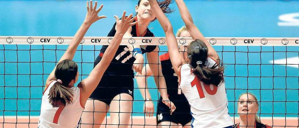 Nicht ganz durchgekommen. Die Deutsche Christiane Fürst schmettert, die Serbinnen Brizitka Molnar (l.) und Maja Ognjenovic triumphierten aber am Ende in Belgrad. Foto: Reuters