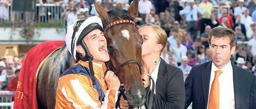 Das Pferd bleibt cool. Starke (l.) und Schiergen (r.) freuen sich mit Danedream. Foto: Imago