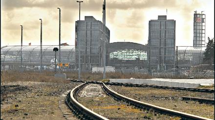 Abgeschnitten. Der Hauptbahnhof liegt inmitten Berlins, aber von den angrenzenden Stadtteilen ist er städtebaulich isoliert. 