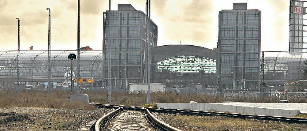 Abgeschnitten. Der Hauptbahnhof liegt inmitten Berlins, aber von den angrenzenden Stadtteilen ist er städtebaulich isoliert.
