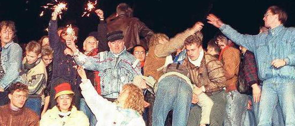 Wunderbar. Berliner feiern die Öffnung der Mauer am 10. November 1989. Foto: dpa
