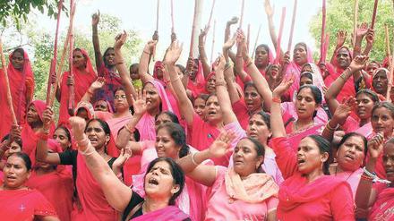 Gulabi-Gang ganz in Rosa. Gulabi heißt rosa. Eine Ironie der Frauen auf den Anklang von Sanftheit und Wärme der Farbe.