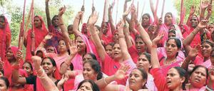 Gulabi-Gang ganz in Rosa. Gulabi heißt rosa. Eine Ironie der Frauen auf den Anklang von Sanftheit und Wärme der Farbe. 