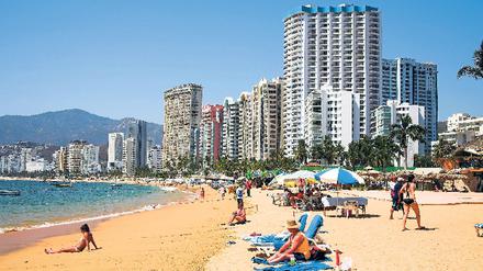 Mexikaner unter sich. In den 60er, 70er Jahren war Acapulco Treffpunkt der Reichen und Schönen dieser Welt. Doch seit 1990 stieg die Kriminalität massiv, die Mafia hat das Seebad fest im Griff, auch tagsüber gibt es Schießereien. Ausländische Touristen sollten den Ort, zumindest vorerst, meiden. Foto: Your-Photo-Today
