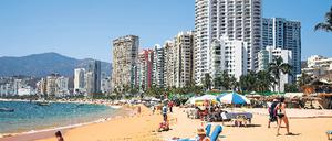 Mexikaner unter sich. In den 60er, 70er Jahren war Acapulco Treffpunkt der Reichen und Schönen dieser Welt. Doch seit 1990 stieg die Kriminalität massiv, die Mafia hat das Seebad fest im Griff, auch tagsüber gibt es Schießereien. Ausländische Touristen sollten den Ort, zumindest vorerst, meiden. Foto: Your-Photo-Today