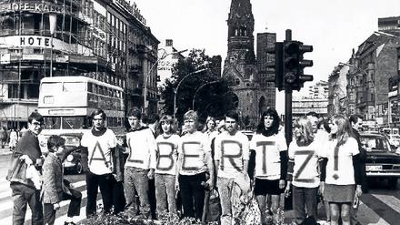 Ausrufezeichen. 1967 fordern Studierende auf dem Kurfürstendamm den Rücktritt des Regierenden Bürgermeisters Heinrich Albertz. Ganz rechts steht Gudrun Ensslin.