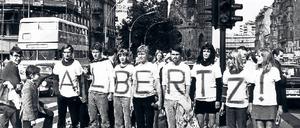 Ausrufezeichen. 1967 fordern Studierende auf dem Kurfürstendamm den Rücktritt des Regierenden Bürgermeisters Heinrich Albertz. Ganz rechts steht Gudrun Ensslin.