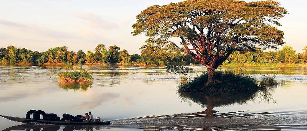 Lebensader Mekong. Die Einheimischen nutzen ihn für Warentransporte. Touristen lassen sich auf dem Fluss treiben, einfach so zum Spaß.