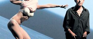 Schiefe Bahn. Olivia Gräser und Sven Lehmann als Ehepaar. Foto: Davids/Zillmer