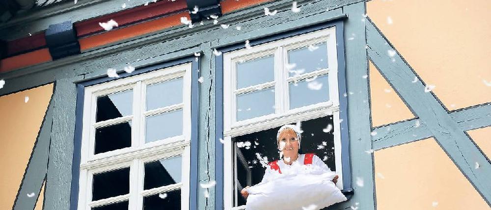 Blonde Fee. Marlu Stoffels mimt Frau Holle in neuen Museum. Foto: dpa