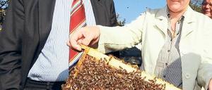 Honig für Staatsgäste. Kretschmann und Hobby-Imkerin Gisela Splett. Foto: dpa